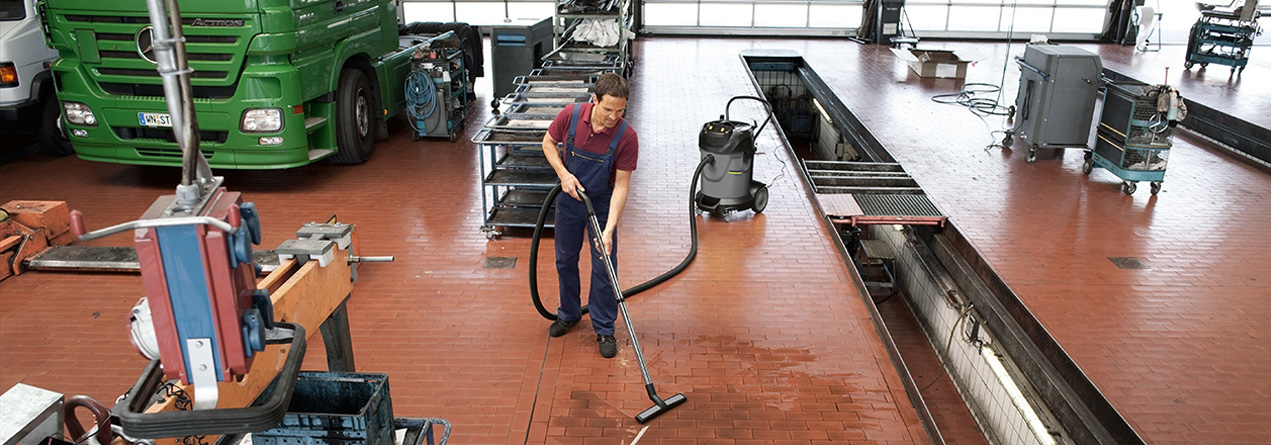 Industrial-vacuum-cleaner